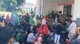 Foto: Massa Aksi Cipayung Plus di Depan Kantor DPRD Lombok Timur.