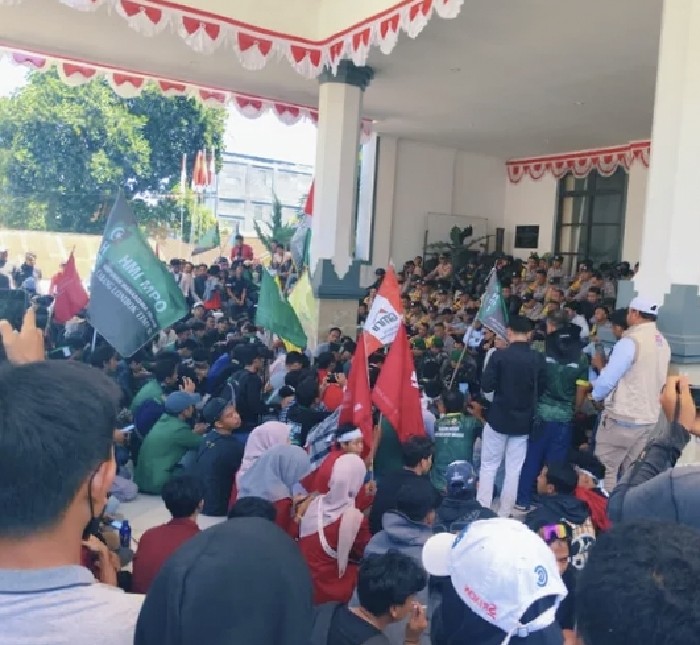 Foto: Massa Aksi Cipayung Plus di Depan Kantor DPRD Lombok Timur.