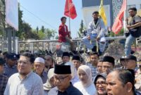 Foto: Ketua DPRD Lotim bersama anggota fraksi Partai PPP temui massa aksi