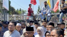 Foto: Ketua DPRD Lotim bersama anggota fraksi Partai PPP temui massa aksi