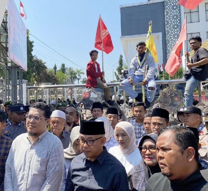 Foto: Ketua DPRD Lotim bersama anggota fraksi Partai PPP temui massa aksi