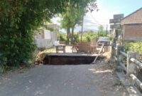 Foto: Penampakan Jembatan Desa Teko - Apitaik  yang ambruk diterjang banjir