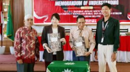Foto: Rektor ITSKes Muhammadiyah Selong dan Presiden Direktur Sahabat Jepang Agency, usai menandatangani naskah kesepahaman