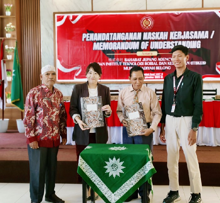 Foto: Rektor ITSKes Muhammadiyah Selong dan Presiden Direktur Sahabat Jepang Agency, usai menandatangani naskah kesepahaman