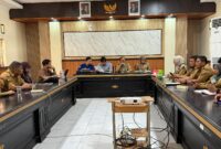 Foto: Kepala Bapenda, Muksin. S.KM., MM., pimpin rapat bersama BPK dan OPD terkait