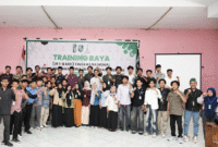 Foto: Ir.H. Moh. Edwin Hadiwijaya.M.M, (Ditengah) bersama kader HMI