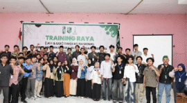 Foto: Ir.H. Moh. Edwin Hadiwijaya.M.M, (Ditengah) bersama kader HMI