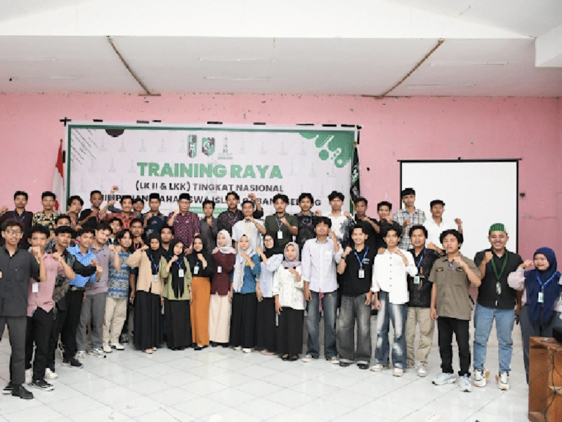 Foto: Ir.H. Moh. Edwin Hadiwijaya.M.M, (Ditengah) bersama kader HMI