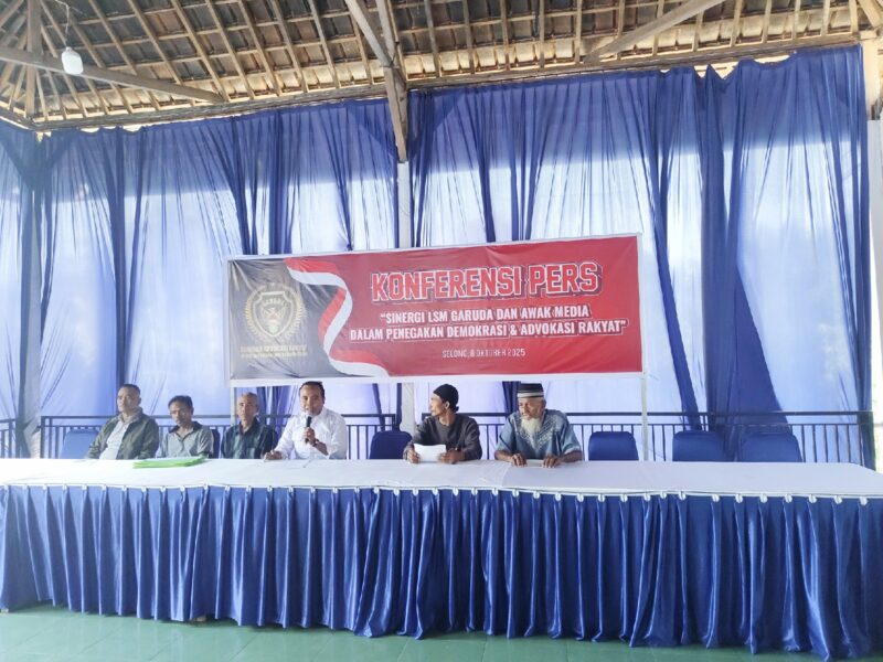 Foto: LSM Garuda saat konfrensi pers di Lesehan Elen bersama warga Seruni Mumbul selaku Pihak Tergugat