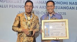 Foto: Bupati dan Sekda Lotim Usai Menerima Penghargaan TPAKD Award dari OJK 