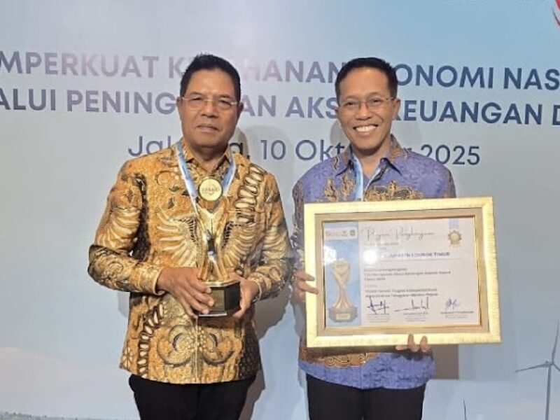 Foto: Bupati dan Sekda Lotim Usai Menerima Penghargaan TPAKD Award dari OJK 