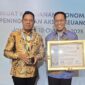 Foto: Bupati dan Sekda Lotim Usai Menerima Penghargaan TPAKD Award dari OJK 