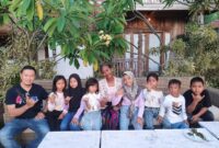 Foto: Teacher Noy (Ditengah) bersama Awak media dan anak anak pesisir Ekas Buana