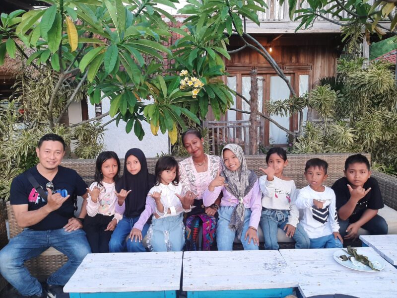 Foto: Teacher Noy (Ditengah) bersama Awak media dan anak anak pesisir Ekas Buana