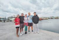 Foto: Niki (tengah) Atlet Trail Running Asal Belanda bersama rekan rekan di Dermaga Labuhan Haji Lombok Timur