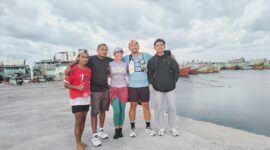 Foto: Niki (tengah) Atlet Trail Running Asal Belanda bersama rekan rekan di Dermaga Labuhan Haji Lombok Timur