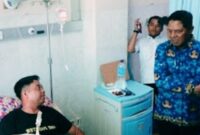 Foto: Bupati Haerul Warisin saat mengunjungi petugas Damkarmat yang menjadi korban kecelakaan