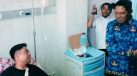 Foto: Bupati Haerul Warisin saat mengunjungi petugas Damkarmat yang menjadi korban kecelakaan