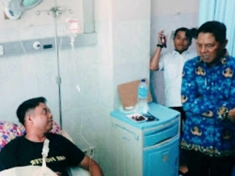 Foto: Bupati Haerul Warisin saat mengunjungi petugas Damkarmat yang menjadi korban kecelakaan