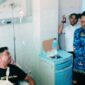 Foto: Bupati Haerul Warisin saat mengunjungi petugas Damkarmat yang menjadi korban kecelakaan