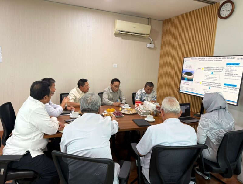 Foto: Bupati Lotim didampingi Sekda dan Kadis Kelautan dan Perikanan saat pembahasan Gili Kondo, di Jakarta Pusat.