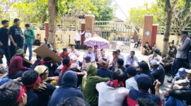 Foto: Aliansi Masyarakat Suela Menggugat Aksi di Pengadilan Negeri Selong