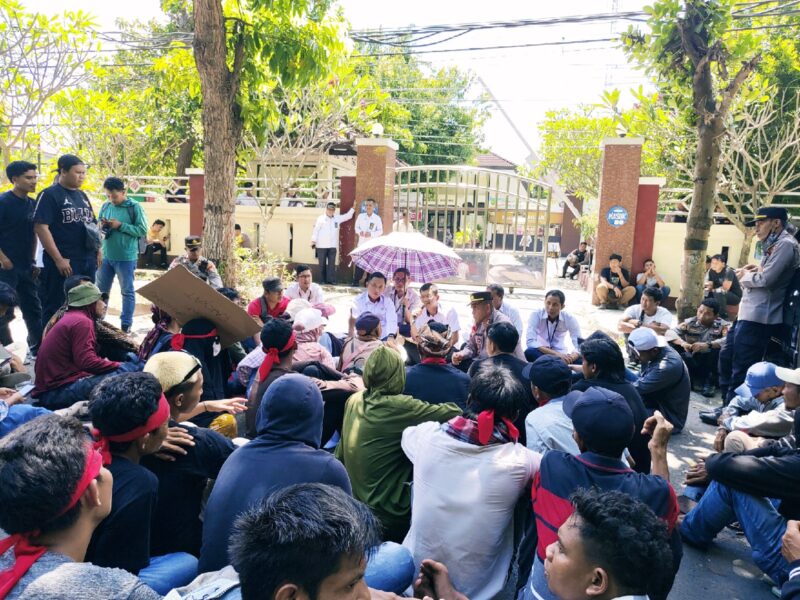 Foto: Aliansi Masyarakat Suela Menggugat Aksi di Pengadilan Negeri Selong