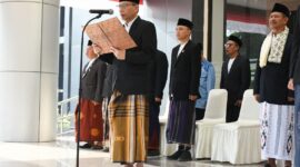 Foto: Wabup Edwin selaku inspektur upacara pada Hari Santri 2025 membacakan amanah Menteri Agama