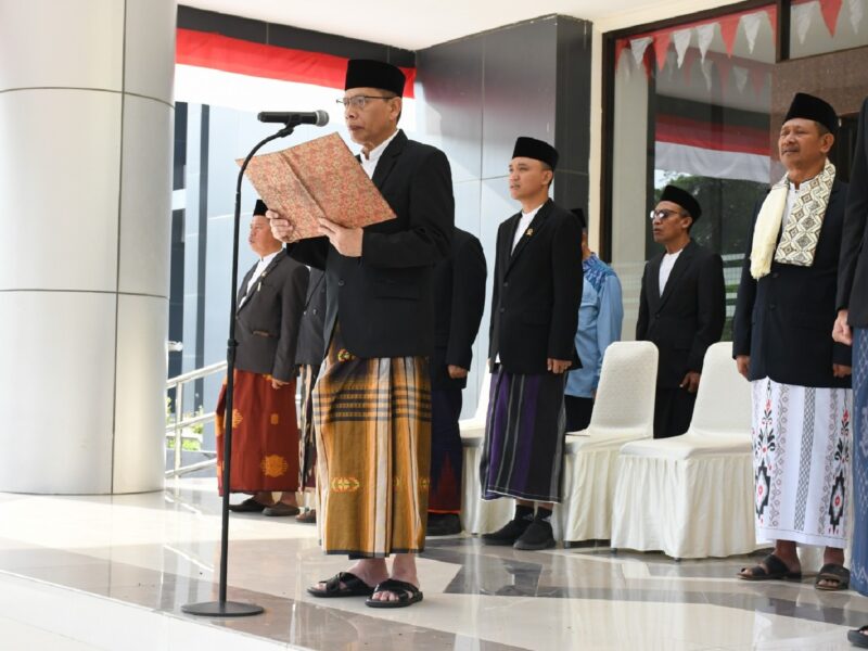 Foto: Wabup Edwin selaku inspektur upacara pada Hari Santri 2025 membacakan amanah Menteri Agama