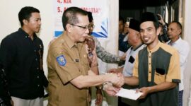 Foto: Wabup Lotim H.Moh.Edwin Hadiwijaya, saat memberikan bantuan secara simbolis pada korban terdampak banjir bandang