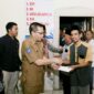 Foto: Wabup Lotim H.Moh.Edwin Hadiwijaya, saat memberikan bantuan secara simbolis pada korban terdampak banjir bandang