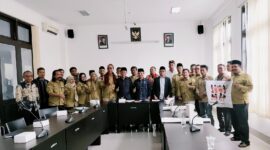 Foto: Pengurus Harian Daerah AMAN bersama Anggota DPRD Lombok Timur usai Hearing (Jajak Pendapat) 