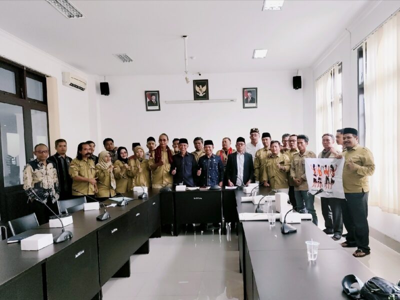 Foto: Pengurus Harian Daerah AMAN bersama Anggota DPRD Lombok Timur usai Hearing (Jajak Pendapat) 
