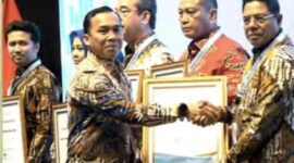 Foto: Bupati Lotim, H.Haerul Warisin saat menerima Penghargaan Nasional Selaku Kepala Daerah Terbaik Pengendali Program Gerakan Orang Tua Asuh Cegah Stunting (GENTING) di Jakarta, Rabu 12 November 2025.