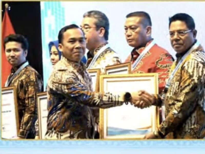 Foto: Bupati Lotim, H.Haerul Warisin saat menerima Penghargaan Nasional Selaku Kepala Daerah Terbaik Pengendali Program Gerakan Orang Tua Asuh Cegah Stunting (GENTING) di Jakarta, Rabu 12 November 2025.
