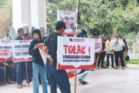 Foto: M. Zaini Ketua LSM Garuda saat aksi didepan Gedung DPRD Lombok Timur