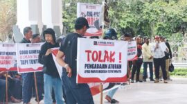 Foto: M. Zaini Ketua LSM Garuda saat aksi didepan Gedung DPRD Lombok Timur
