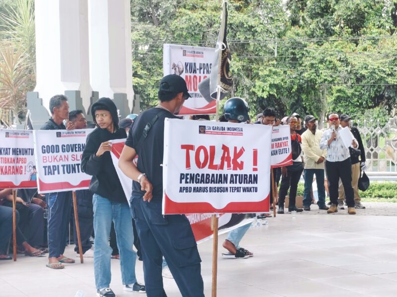 Foto: M. Zaini Ketua LSM Garuda saat aksi didepan Gedung DPRD Lombok Timur