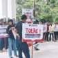 Foto: M. Zaini Ketua LSM Garuda saat aksi didepan Gedung DPRD Lombok Timur