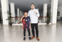 Foto: Farouk Bawazier Anggota DPRD Partai PPP bersama Atlet Cilik MMA Lalu Reza Asyaukani