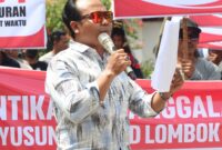 Foto: M. Zaini, Ketua LSM Garuda bersama pasukan, saat aksi didepan Gedung Wakil Rakyat Lombok Timur