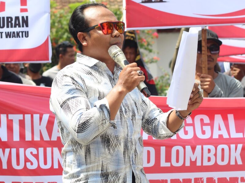 Foto: M. Zaini, Ketua LSM Garuda bersama pasukan, saat aksi didepan Gedung Wakil Rakyat Lombok Timur