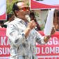 Foto: M. Zaini, Ketua LSM Garuda bersama pasukan, saat aksi didepan Gedung Wakil Rakyat Lombok Timur