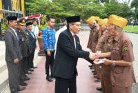 Foto: Wabup Edwin saat memberi santunan kepada para veteran di hari pahlawan
