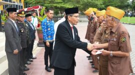 Foto: Wabup Edwin saat memberi santunan kepada para veteran di hari pahlawan
