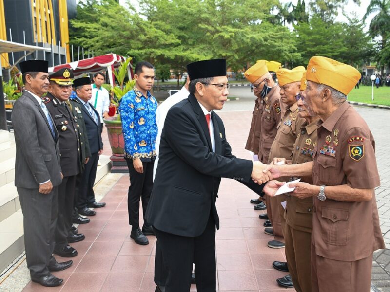 Foto: Wabup Edwin saat memberi santunan kepada para veteran di hari pahlawan