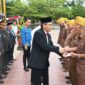 Foto: Wabup Edwin saat memberi santunan kepada para veteran di hari pahlawan
