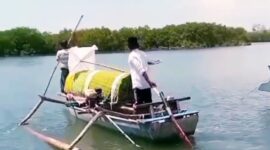 Foto: warga Seriwe membawa keranda jenazah dengan sampan kecil menuju Tempat Pemakaman Umum