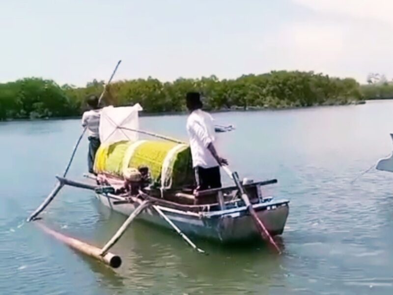 Foto: warga Seriwe membawa keranda jenazah dengan sampan kecil menuju Tempat Pemakaman Umum