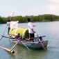 Foto: warga Seriwe membawa keranda jenazah dengan sampan kecil menuju Tempat Pemakaman Umum